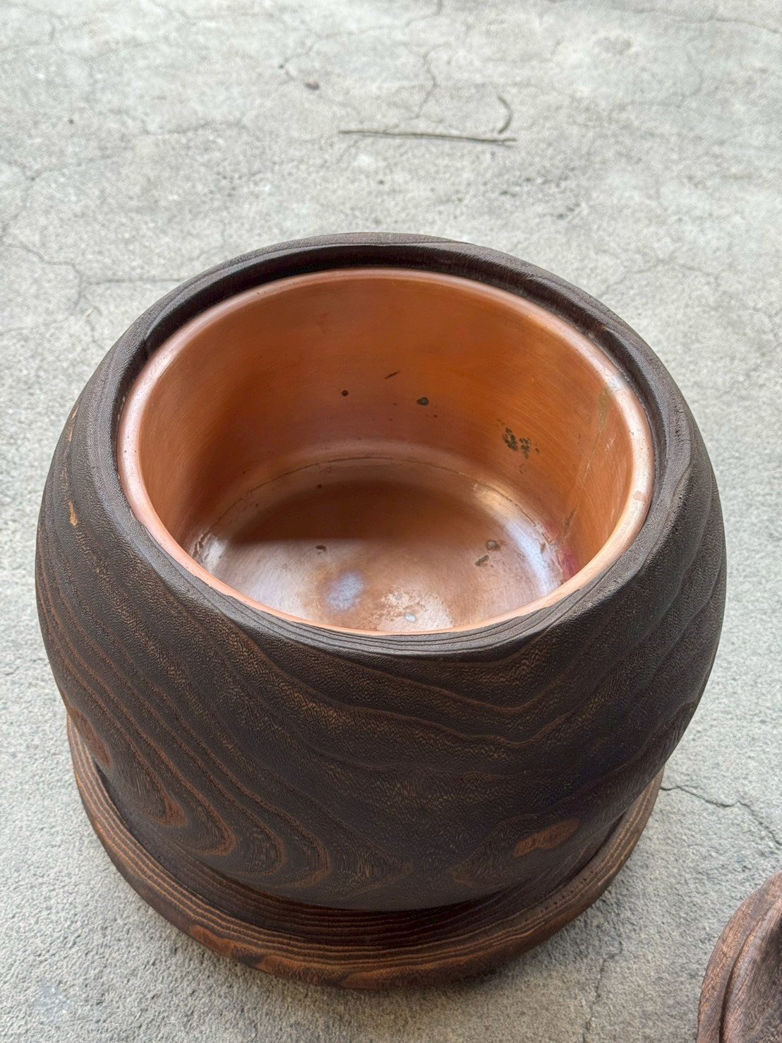 古董 古玩 收藏 大行日本藝術倉儲 日本昭和期火鉢 梧桐木火鉢 日式木製火鉢 昭和老件木作 和室擺設器物 日本古物火鉢 侘寂風居家佈置 日式茶席道具 含銅膽火鉢 日式復古家居收藏