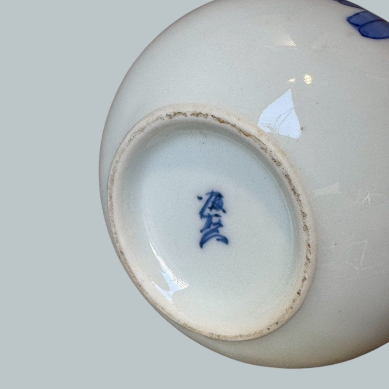 大行日本藝術倉儲 古董 收藏 拍賣 日本昭和染付陶瓷 菊花紋青花注壺 昭和民藝收藏選物 職人手繪吳須瓷器 日式古董細流花器 昭和復古生活美學 斷水設計茶酒器 日本回流古美術 白瓷青花擺飾 空間陳設質感藝術品