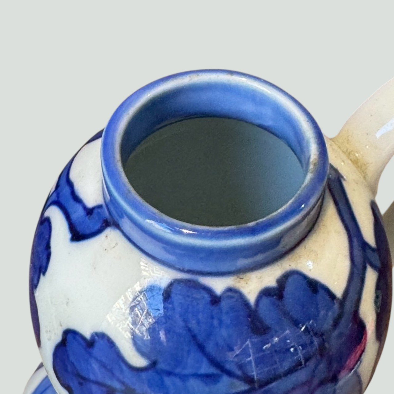 大行日本藝術倉儲 古董 收藏 拍賣 日本昭和染付陶瓷 菊花紋青花注壺 昭和民藝收藏選物 職人手繪吳須瓷器 日式古董細流花器 昭和復古生活美學 斷水設計茶酒器 日本回流古美術 白瓷青花擺飾 空間陳設質感藝術品