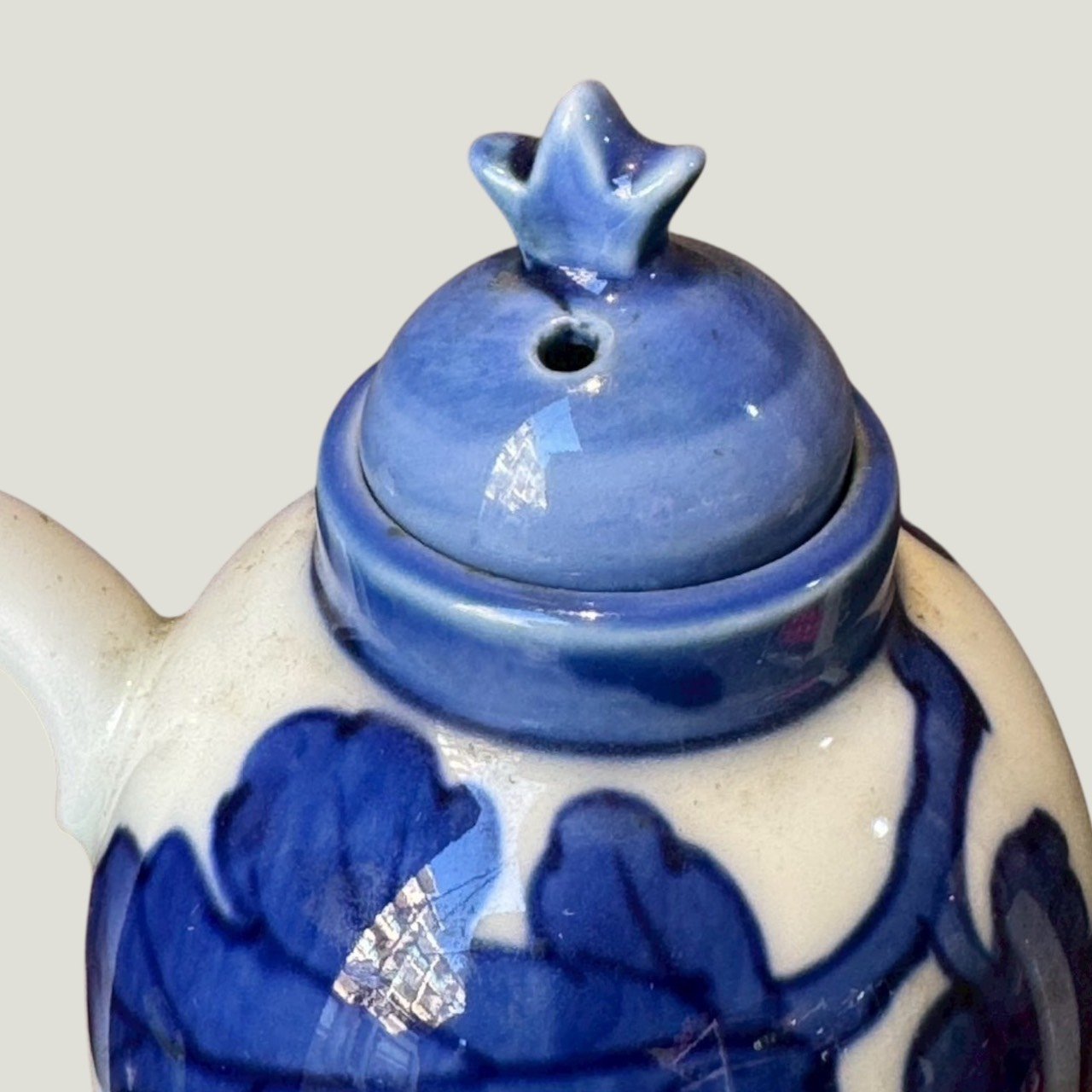 大行日本藝術倉儲 古董 收藏 拍賣 日本昭和染付陶瓷 菊花紋青花注壺 昭和民藝收藏選物 職人手繪吳須瓷器 日式古董細流花器 昭和復古生活美學 斷水設計茶酒器 日本回流古美術 白瓷青花擺飾 空間陳設質感藝術品