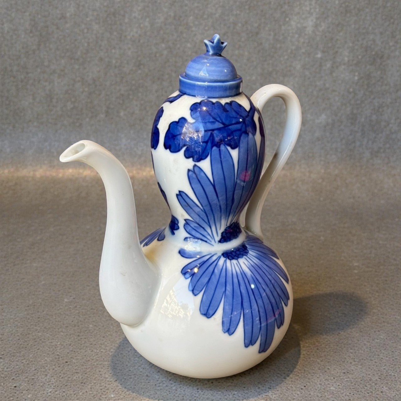 大行日本藝術倉儲 古董 收藏 拍賣 日本昭和染付陶瓷 菊花紋青花注壺 昭和民藝收藏選物 職人手繪吳須瓷器 日式古董細流花器 昭和復古生活美學 斷水設計茶酒器 日本回流古美術 白瓷青花擺飾 空間陳設質感藝術品