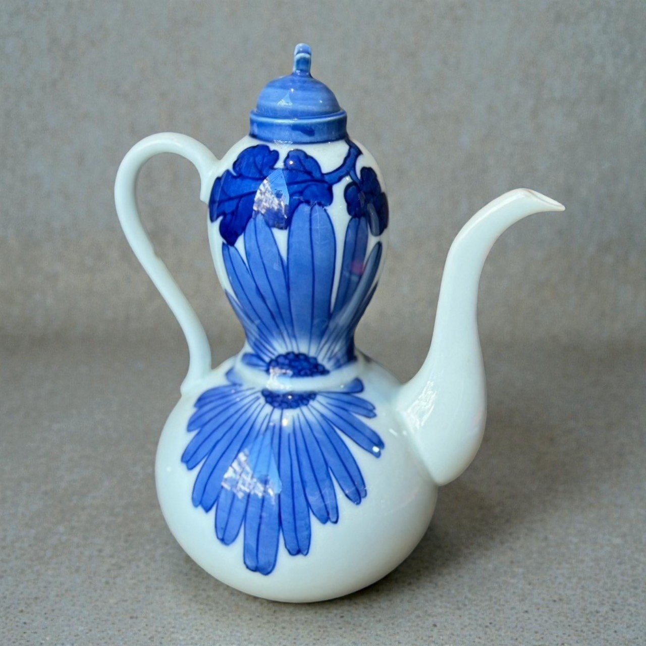 大行日本藝術倉儲 古董 收藏 拍賣 日本昭和染付陶瓷 菊花紋青花注壺 昭和民藝收藏選物 職人手繪吳須瓷器 日式古董細流花器 昭和復古生活美學 斷水設計茶酒器 日本回流古美術 白瓷青花擺飾 空間陳設質感藝術品