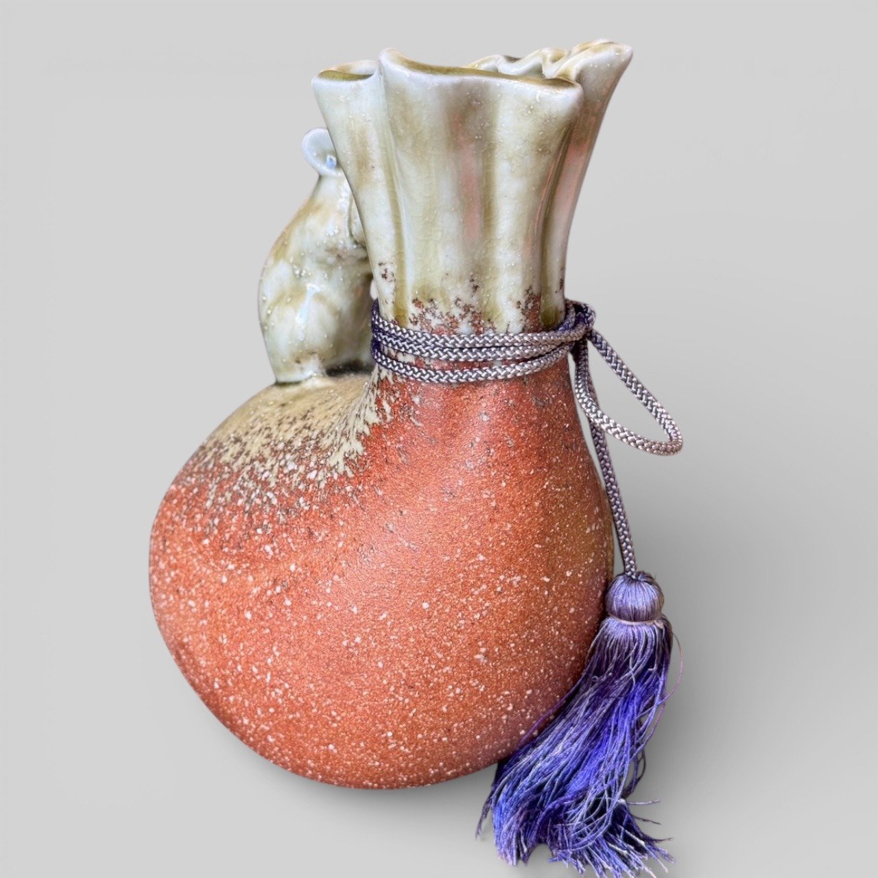 大行日本藝術倉儲 古董 收藏 拍賣 日本信樂燒花器 招財鼠福袋置物 侘寂風陶器選物 信樂燒緋色陶瓶 日本六大古窯收藏 居家開運招財擺件 職人手作民藝花瓶 鼠年吉祥風水裝飾 和室空間陳設藝品 質感新居入厝禮