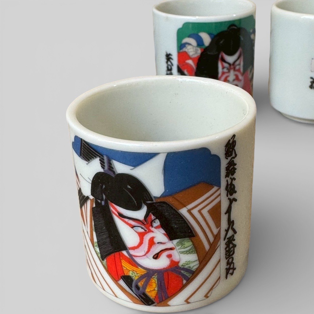大行日本藝術倉儲 古董 收藏 拍賣 日本歌舞伎十八番 昭和復古湯吞杯 浮世繪風格酒杯 歌舞伎臉譜收藏 日式陶瓷茶杯組 昭和名藝選物 日本戲劇裝飾品 居酒屋風水擺飾 清酒杯一口杯 日本文化收藏禮品