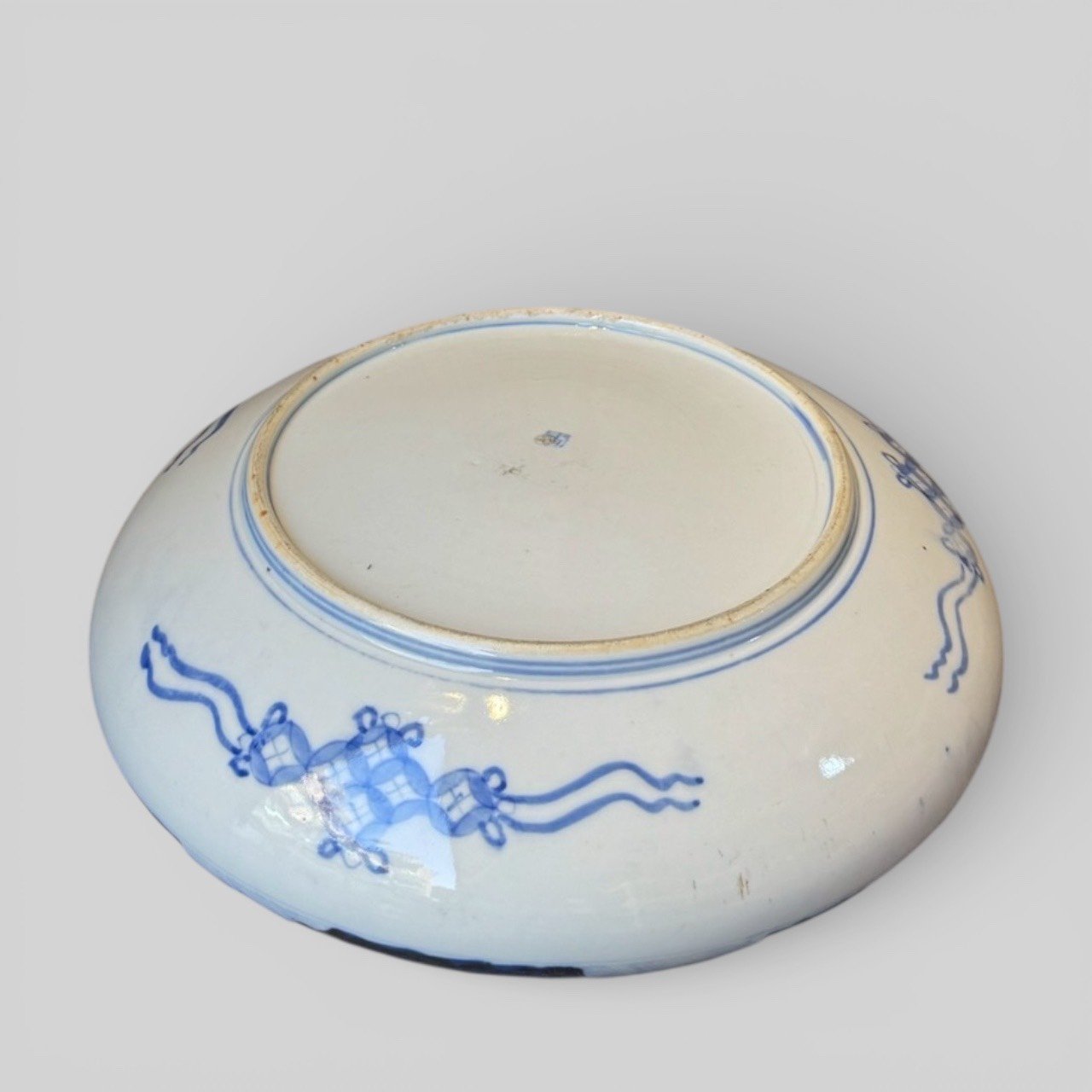 大行日本藝術倉儲 古董 收藏 拍賣 日本昭和伊萬里風 色繪大缽收藏 36公分磁器大盤 牡丹紋色繪花皿 日式古董餐飲裝飾 昭和民藝大淺盤 宴客用大型陶瓷 日本風格居家軟裝 浮世美學瓷器 伊萬里燒風格裝飾盤