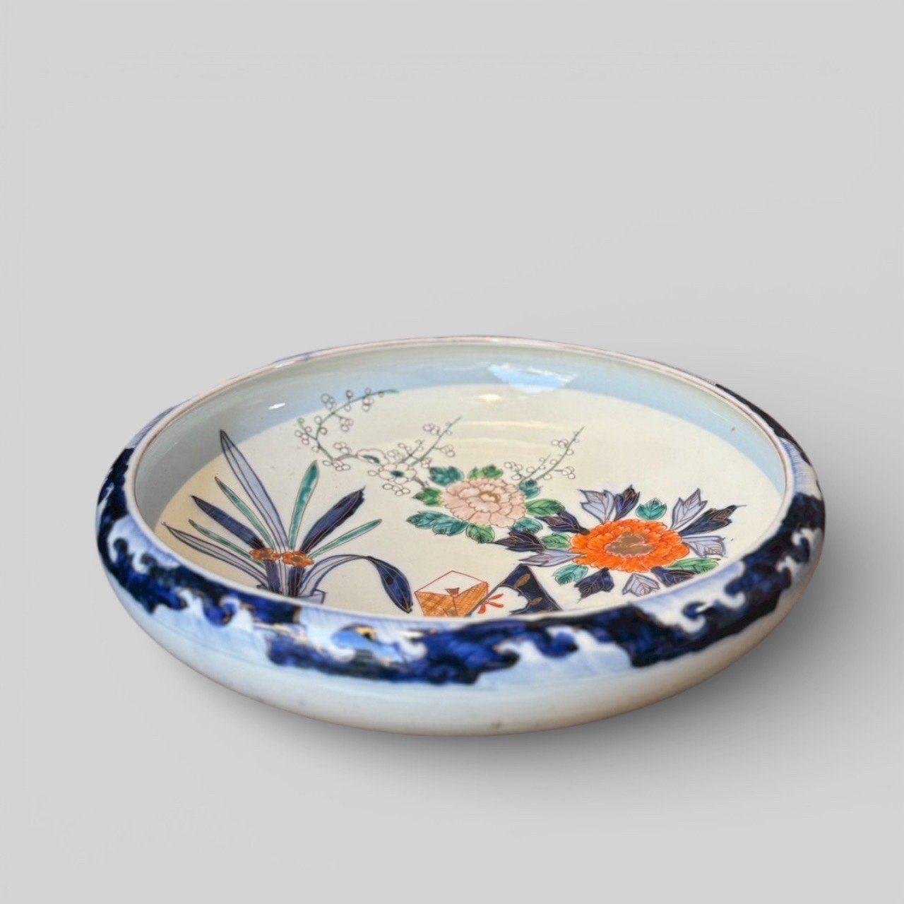 大行日本藝術倉儲 古董 收藏 拍賣 日本昭和伊萬里風 色繪大缽收藏 36公分磁器大盤 牡丹紋色繪花皿 日式古董餐飲裝飾 昭和民藝大淺盤 宴客用大型陶瓷 日本風格居家軟裝 浮世美學瓷器 伊萬里燒風格裝飾盤