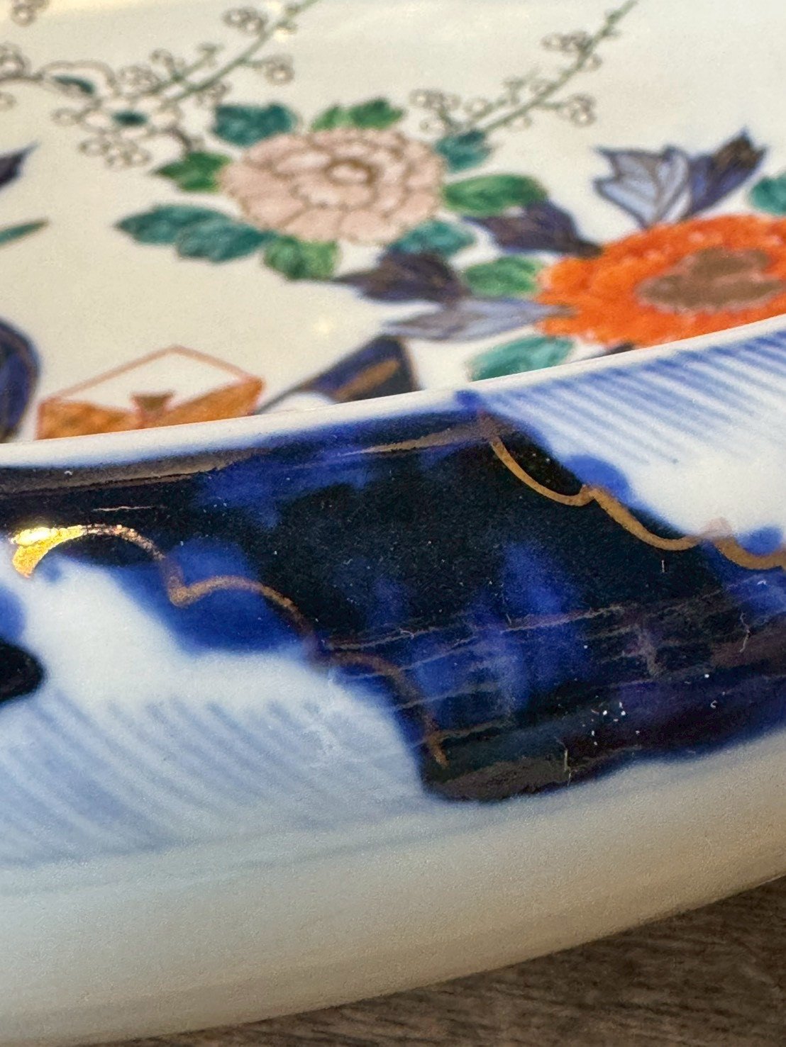 大行日本藝術倉儲 古董 收藏 拍賣 日本昭和伊萬里風 色繪大缽收藏 36公分磁器大盤 牡丹紋色繪花皿 日式古董餐飲裝飾 昭和民藝大淺盤 宴客用大型陶瓷 日本風格居家軟裝 浮世美學瓷器 伊萬里燒風格裝飾盤