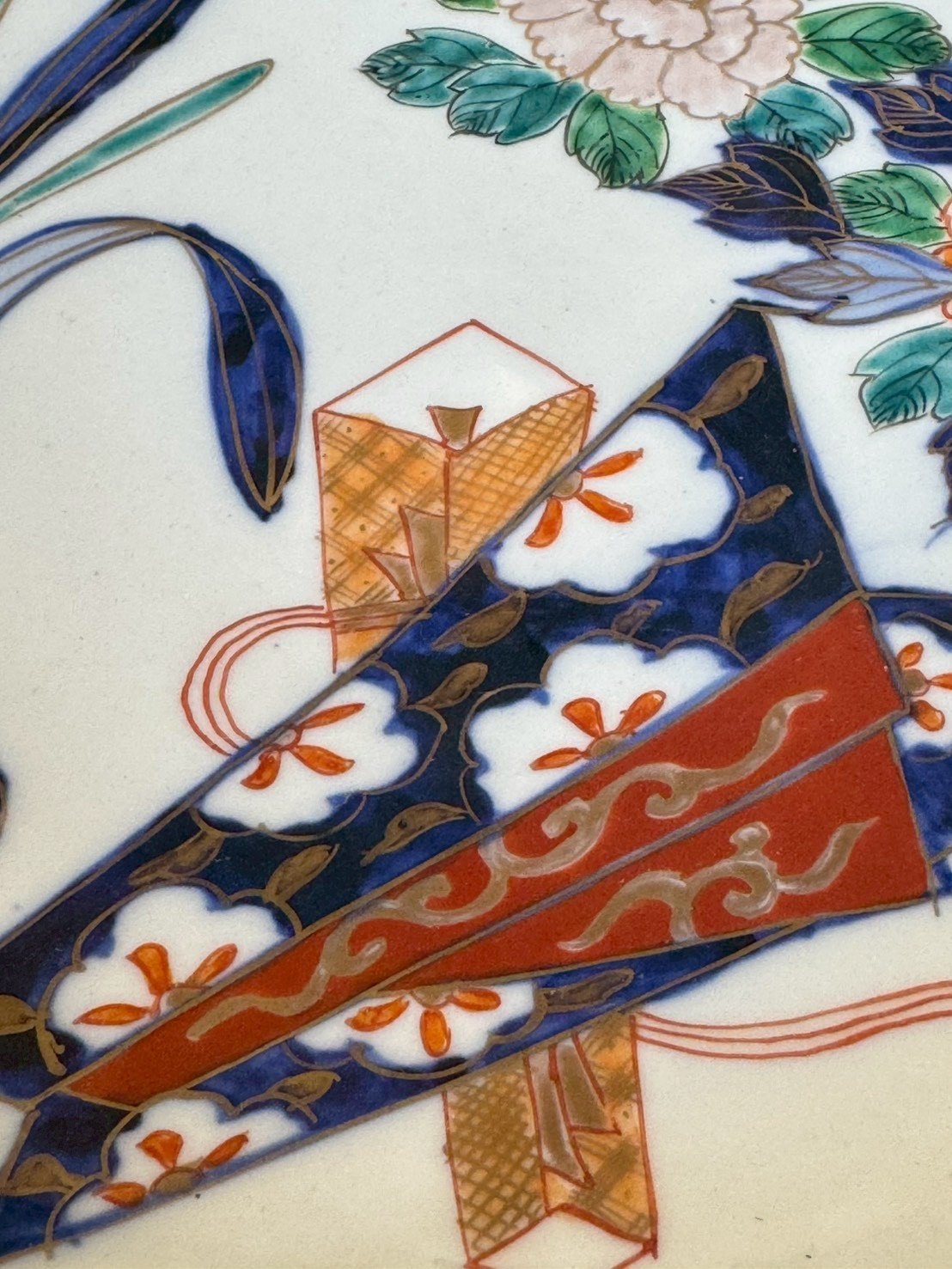 大行日本藝術倉儲 古董 收藏 拍賣 日本昭和伊萬里風 色繪大缽收藏 36公分磁器大盤 牡丹紋色繪花皿 日式古董餐飲裝飾 昭和民藝大淺盤 宴客用大型陶瓷 日本風格居家軟裝 浮世美學瓷器 伊萬里燒風格裝飾盤