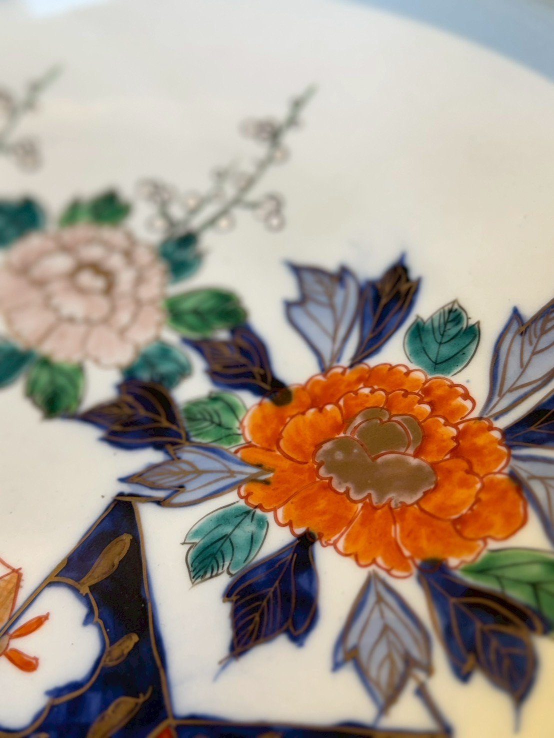 大行日本藝術倉儲 古董 收藏 拍賣 日本昭和伊萬里風 色繪大缽收藏 36公分磁器大盤 牡丹紋色繪花皿 日式古董餐飲裝飾 昭和民藝大淺盤 宴客用大型陶瓷 日本風格居家軟裝 浮世美學瓷器 伊萬里燒風格裝飾盤