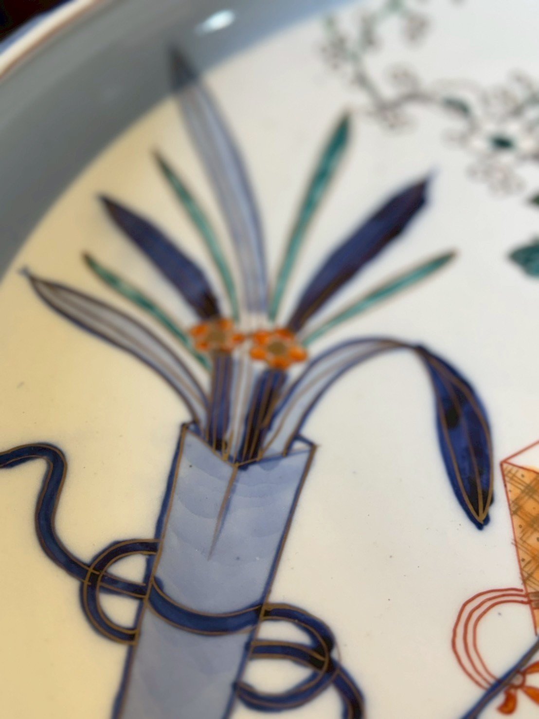 大行日本藝術倉儲 古董 收藏 拍賣 日本昭和伊萬里風 色繪大缽收藏 36公分磁器大盤 牡丹紋色繪花皿 日式古董餐飲裝飾 昭和民藝大淺盤 宴客用大型陶瓷 日本風格居家軟裝 浮世美學瓷器 伊萬里燒風格裝飾盤