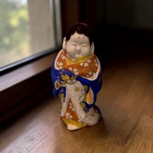 大行日本藝術倉儲 古董 收藏 日本昭和人形 和風童子擺飾 復古日式人偶 昭和懷舊雜貨 日式餐廳裝飾推薦 陶瓷童子人形 古物入門收藏 居酒屋玄關擺設 日本民藝品 侘寂風古董裝修