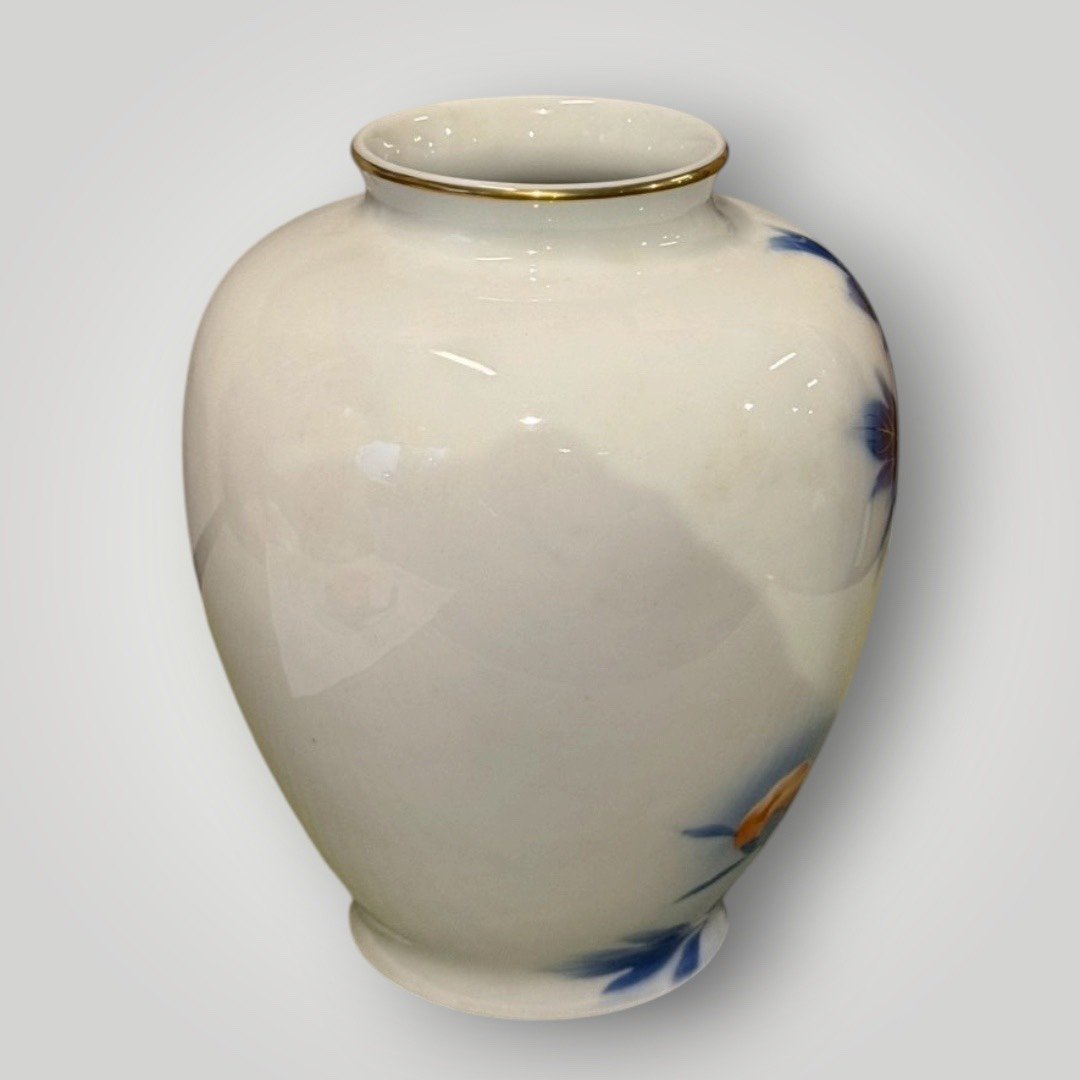 大行日本藝術倉儲 古董 收藏 日本古物 深川製磁花瓶 日本皇家御用瓷器 富士山底款鑑定 有田燒名家收藏 牡丹金彩瓷器 昭和時期日本工藝 日本古董瓷器買賣 高端玄關藝術擺飾 職人手作白瓷 國際商務開業禮品