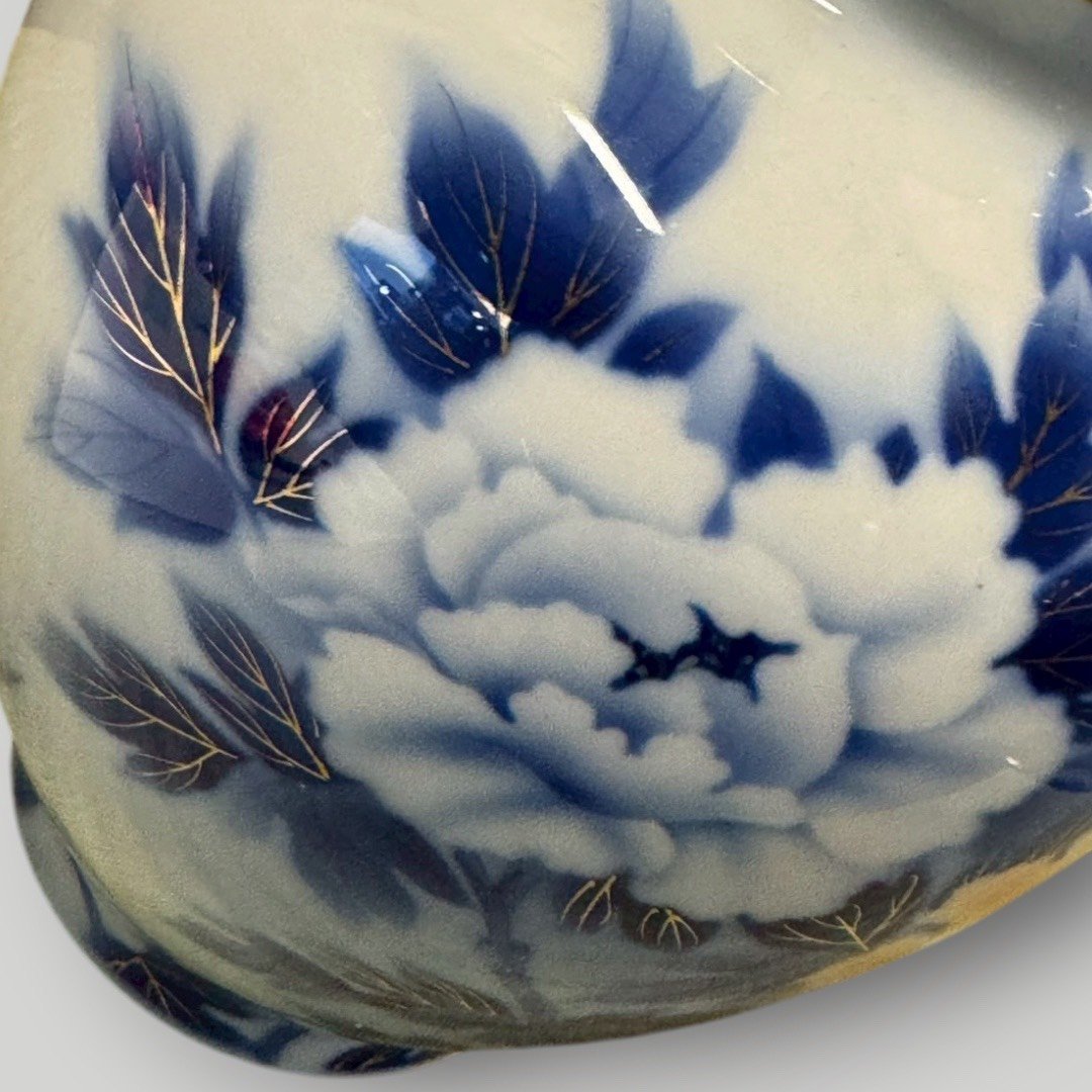 大行日本藝術倉儲 古董 收藏 日本古物 深川製磁花瓶 日本皇家御用瓷器 富士山底款鑑定 有田燒名家收藏 牡丹金彩瓷器 昭和時期日本工藝 日本古董瓷器買賣 高端玄關藝術擺飾 職人手作白瓷 國際商務開業禮品