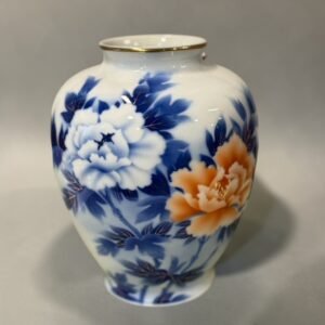 大行日本藝術倉儲 古董 收藏 日本古物 深川製磁花瓶 日本皇家御用瓷器 富士山底款鑑定 有田燒名家收藏 牡丹金彩瓷器 昭和時期日本工藝 日本古董瓷器買賣 高端玄關藝術擺飾 職人手作白瓷 國際商務開業禮品