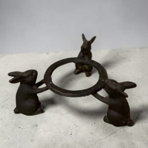 大行日本藝術倉儲 古董 收藏 日本古物 日本鑄鐵五德 兔子造型支架 茶道鐵壺架 香道香爐座 昭和期鐵器收藏 兔子文房擺件 日式圍爐裏裝飾 侘寂風家居飾品 生肖兔開運好物 鑄鐵工藝品批發