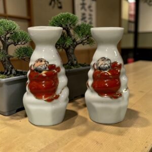 大行日本藝術倉儲 古董 收藏 日本古物 日本達摩酒壺 清酒得利一對 昭和手繪陶瓷 達摩開運擺飾 日式居酒屋酒具 七轉八起吉祥物 必勝祈願禮物 螺旋紋止滑酒瓶 日本古物清酒器 陶瓷手繪達摩像