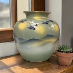 大行日本藝術倉儲 古董 收藏 日本古物 九谷燒群鶴花瓶 日本金彩瓷器收藏 飛鶴遠山吉祥擺飾 長輩祝壽送禮推薦 昭和期日本工藝 開運招財玄關花器 日本名家瓷器鑑定 松鶴延年藝術品 日式禪風空間裝飾 高級入厝喬遷賀禮