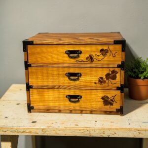 大行日本藝術倉儲 古董 收藏 日本古物 日式杉木收納櫃 和風三層小抽屜 復古木製首飾盒 日本民藝家具 葡萄葉燒繪工藝 侘寂風案頭收納 杉木原木收納箱 日式黑鐵護角櫃 精品手錶飾品櫃 禪風書房裝飾家具