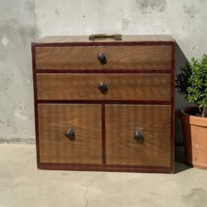 大行日本藝術倉儲 古董 收藏 日本古物 日本昭和小箪笥 木胎漆製收納櫃 手提式文房具箱 復古日式小櫃子 昭和期手製木器 侘寂風案頭收納 日本古董珠寶盒 漆藝手提收納箱 懷舊居酒屋擺飾 實木小抽屜櫃推薦