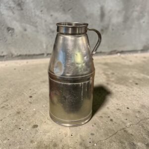 大行日本藝術倉儲 古董 收藏 日本古物 日本昭和牛奶罐 不鏽鋼工業風擺飾 復古金屬花器 大型工業風傘架 昭和期酪農古物 復古咖啡廳裝飾 日式鄉村風雜貨 二手不鏽鋼牛奶桶 攝影棚復古道具 侘寂風金屬裝飾