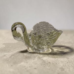 大行日本藝術倉儲 古董 收藏 日本古物 日本玻璃天鵝 手工藝玻璃置物 透明玻璃收納皿 天鵝造型飾品托盤 高質感玻璃擺飾 精緻生活美學容器 藝術風格糖果盅 居家玄關裝飾品 歐式古典玻璃器皿 剔透光影藝術擺件