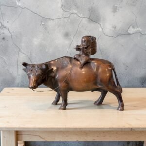 大行日本藝術倉儲 古董 收藏 日本古物 日本昭和鐵製置物 牧童放牛鑄鐵雕塑 禪風辦公室擺飾 招財牛氣沖天擺件 牧童騎牛意境裝飾 昭和民藝鑄鐵工藝 居家玄關鎮宅牛 復古金屬動物雕塑 日式茶室端景藝品 牧童橫笛風水擺設