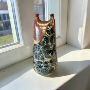 大行日本藝術倉儲 古董 收藏 日本古物 日本現代藝術花瓶 雙口陶瓷雕塑擺飾 大型赤釉陶製瓶 不規則美學陶藝 48公分落地花瓶 蝶舞繁花繪紋陶器 藝廊風格空間裝飾 日式當代陶瓷選品 雙口花器插花設計 高端室內設計師藝術品