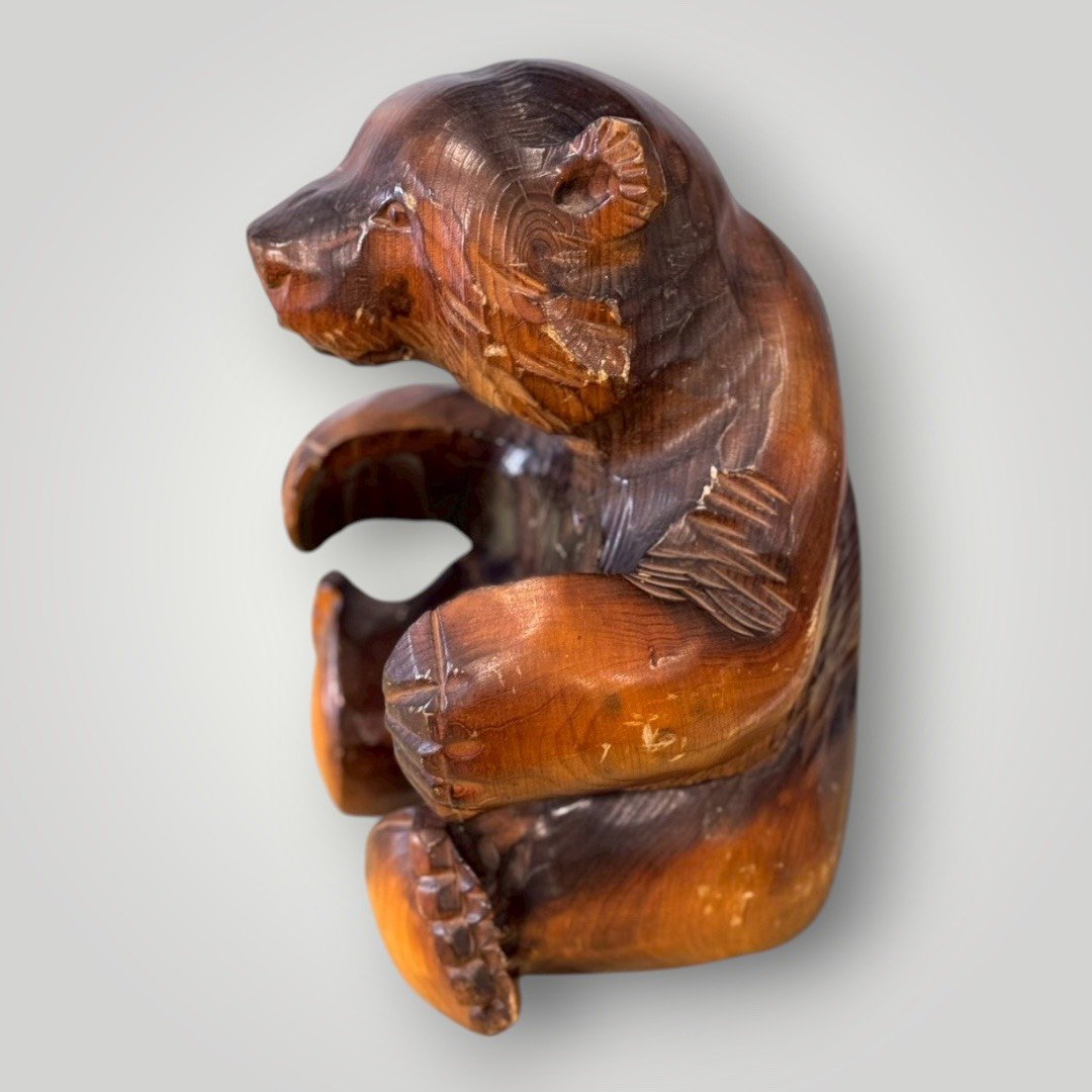 大行日本藝術倉儲 收藏 古董 日本古物 日本北海道木雕熊 昭和民藝木雕收藏 職人手作木雕熊 北海道古物置物 日式原木風格裝飾 侘寂風木質擺飾 復古北海道名產 坐姿木雕熊寓意 森林系居家軟裝 戶外風格露營擺件