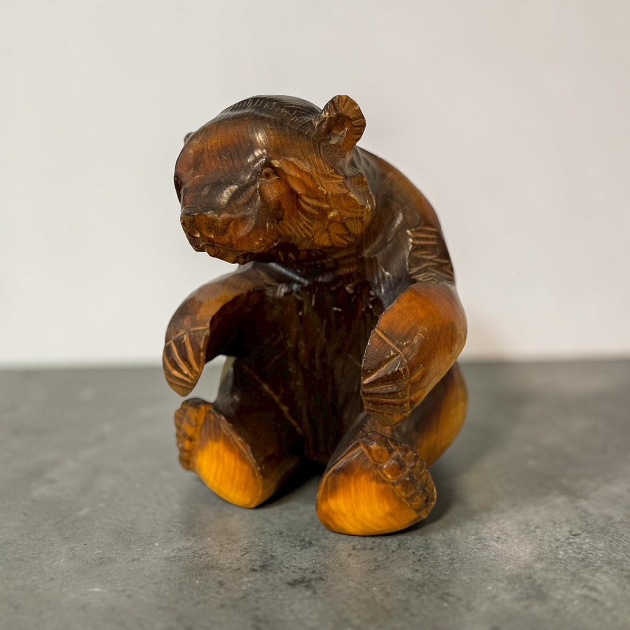 大行日本藝術倉儲 收藏 古董 日本古物 日本北海道木雕熊 昭和民藝木雕收藏 職人手作木雕熊 北海道古物置物 日式原木風格裝飾 侘寂風木質擺飾 復古北海道名產 坐姿木雕熊寓意 森林系居家軟裝 戶外風格露營擺件