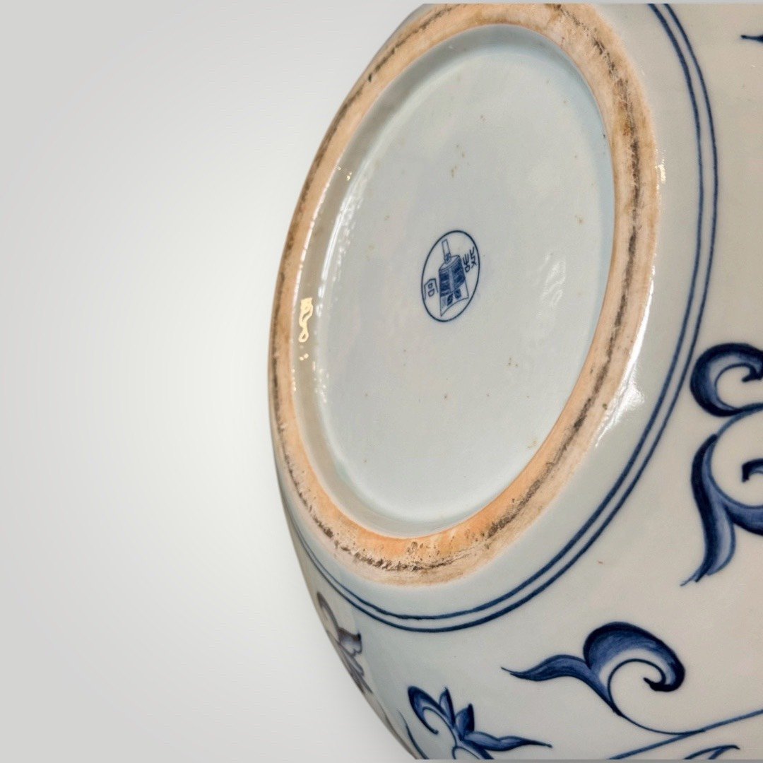 大行日本藝術倉儲 古董 收藏 日本古物 日本青花大瓶 五爪雲龍天球瓶 鐘形落款瓷器 辦公室鎮宅龍紋瓶 46公分大型青花瓷 頂級龍騰九霄裝飾 豪宅玄關風水瓶 職人手繪龍紋藝術 古董青花收藏精品 事業步步高升贈禮