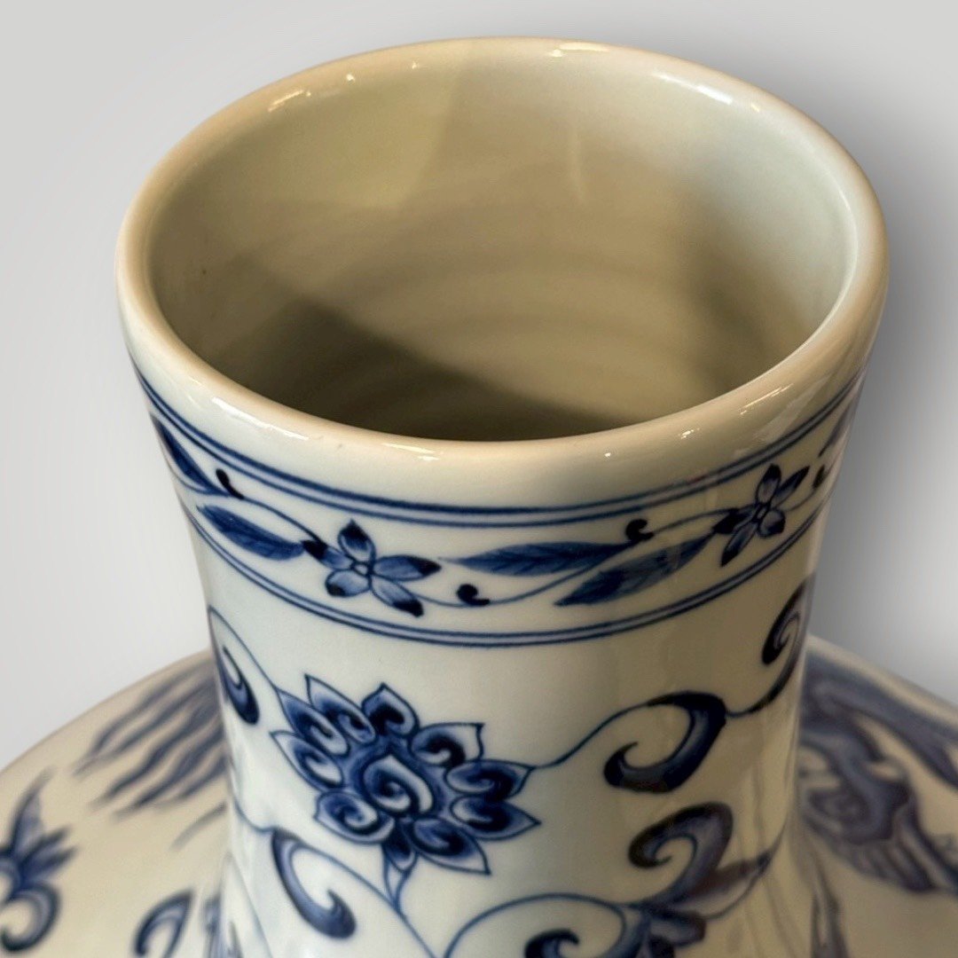 大行日本藝術倉儲 古董 收藏 日本古物 日本青花大瓶 五爪雲龍天球瓶 鐘形落款瓷器 辦公室鎮宅龍紋瓶 46公分大型青花瓷 頂級龍騰九霄裝飾 豪宅玄關風水瓶 職人手繪龍紋藝術 古董青花收藏精品 事業步步高升贈禮