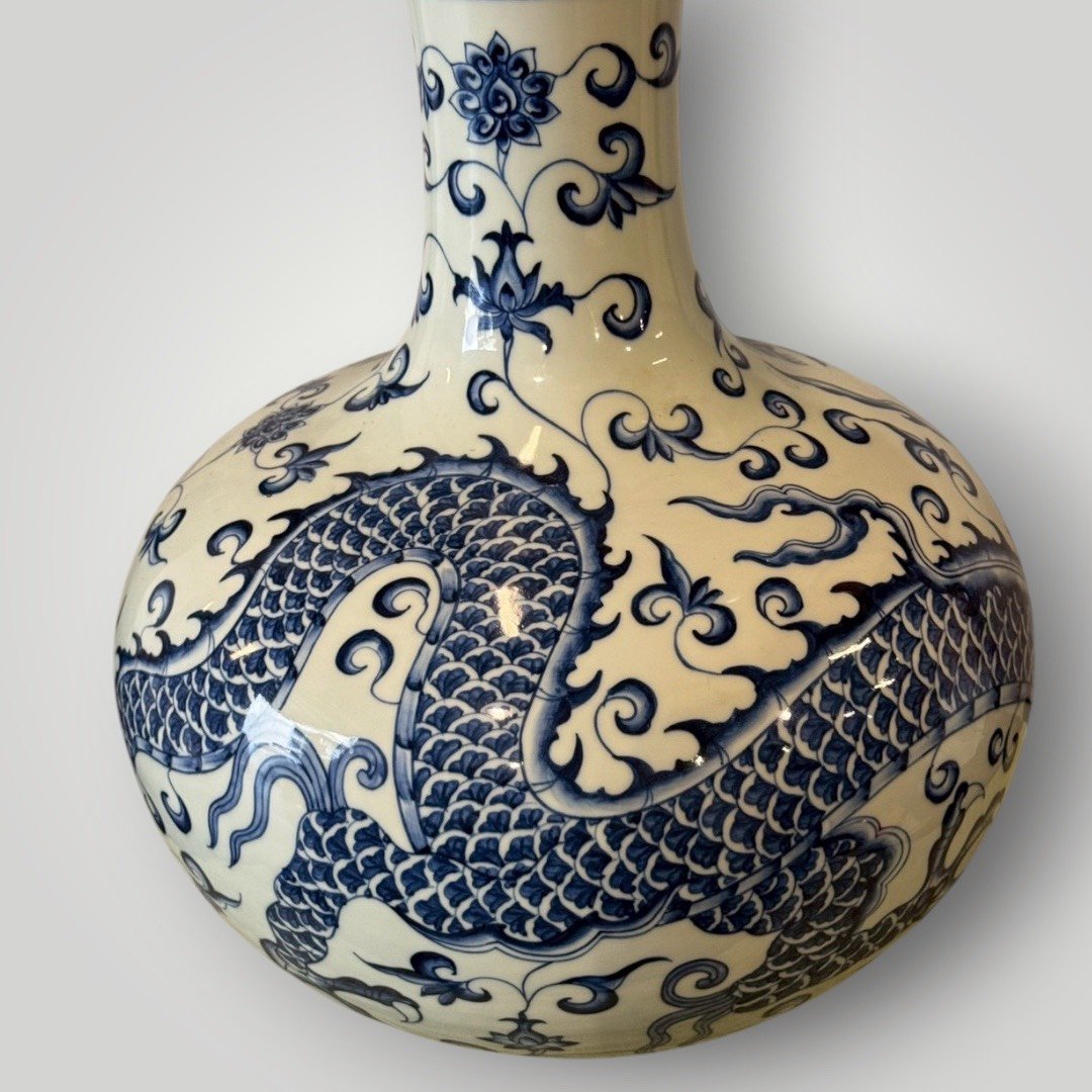 大行日本藝術倉儲 古董 收藏 日本古物 日本青花大瓶 五爪雲龍天球瓶 鐘形落款瓷器 辦公室鎮宅龍紋瓶 46公分大型青花瓷 頂級龍騰九霄裝飾 豪宅玄關風水瓶 職人手繪龍紋藝術 古董青花收藏精品 事業步步高升贈禮