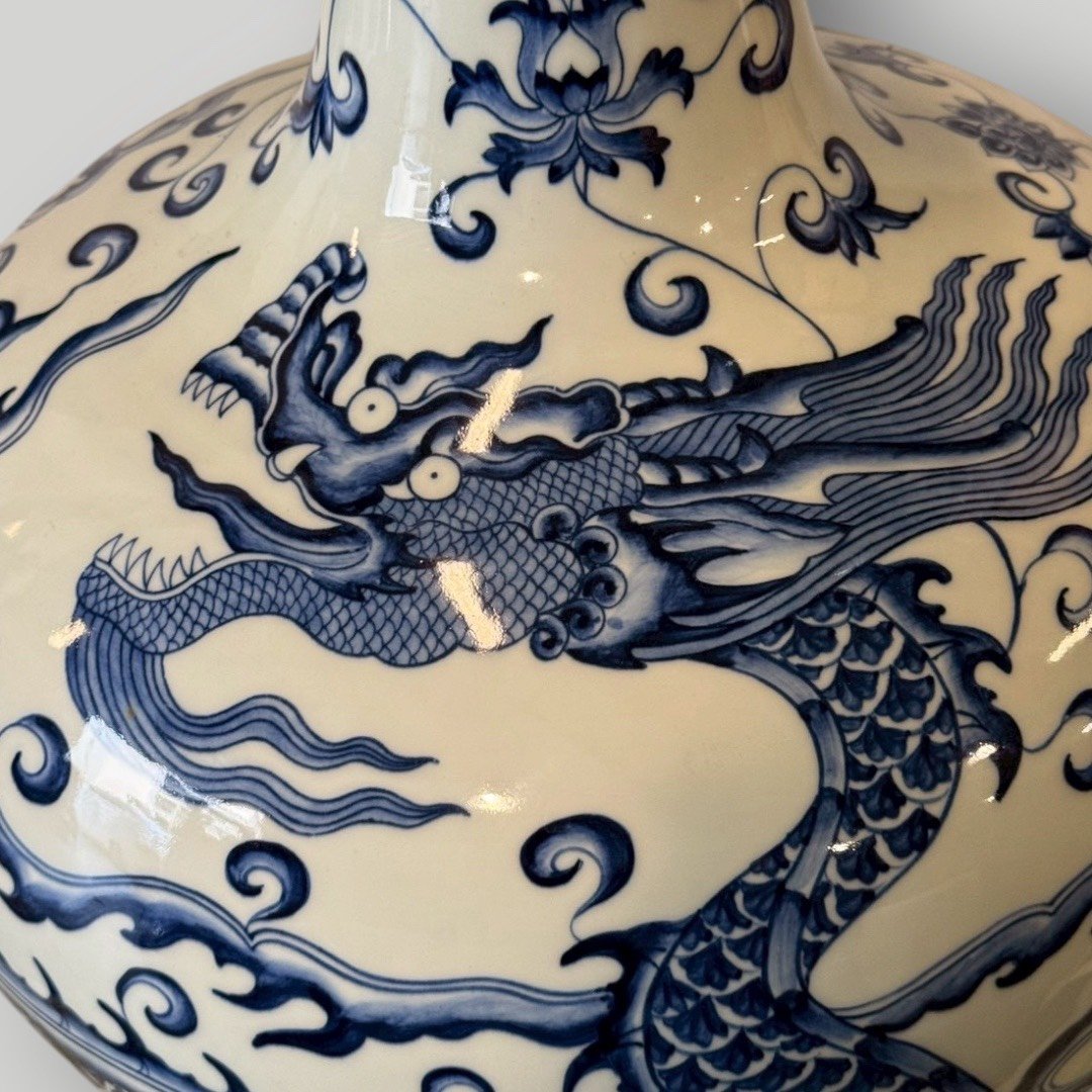 大行日本藝術倉儲 古董 收藏 日本古物 日本青花大瓶 五爪雲龍天球瓶 鐘形落款瓷器 辦公室鎮宅龍紋瓶 46公分大型青花瓷 頂級龍騰九霄裝飾 豪宅玄關風水瓶 職人手繪龍紋藝術 古董青花收藏精品 事業步步高升贈禮