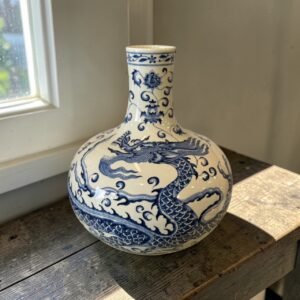 大行日本藝術倉儲 古董 收藏 日本古物 日本青花大瓶 五爪雲龍天球瓶 鐘形落款瓷器 辦公室鎮宅龍紋瓶 46公分大型青花瓷 頂級龍騰九霄裝飾 豪宅玄關風水瓶 職人手繪龍紋藝術 古董青花收藏精品 事業步步高升贈禮