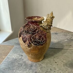 大行日本藝術倉儲 古董 收藏 日本古物 日本信樂風陶藝 唐獅子立體花器 辰砂釉牡丹瓷瓶 手工高浮雕陶瓶 鎮宅唐獅擺飾 侘寂風高級軟裝 36公分大型藝術花器 獅子戲牡丹寓意 職人手作開運置物 日式古美術選品