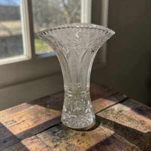 大行日本藝術倉儲 古董 收藏 日本古物 日本復古水晶花器 壓花玻璃藝術擺飾 喇叭口廣口花瓶 光影系質感選物 歐風古典水晶玻璃 奢華餐桌佈置花器 復古日式玻璃工藝 法式輕奢室內軟裝 水晶玻璃光雕美學 高質感新居落成禮