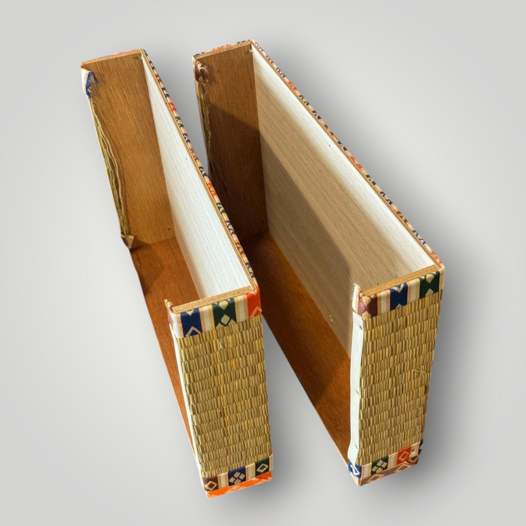 大行日本藝術倉儲 古董 收藏 拍賣 日式榻榻米展示台 親王台座組 侘寂風空間陳設 茶席道具展示 日本傳統疊緣 收藏品裝飾座台 和室美學選物 藺草編織工藝 居家儀式感擺件