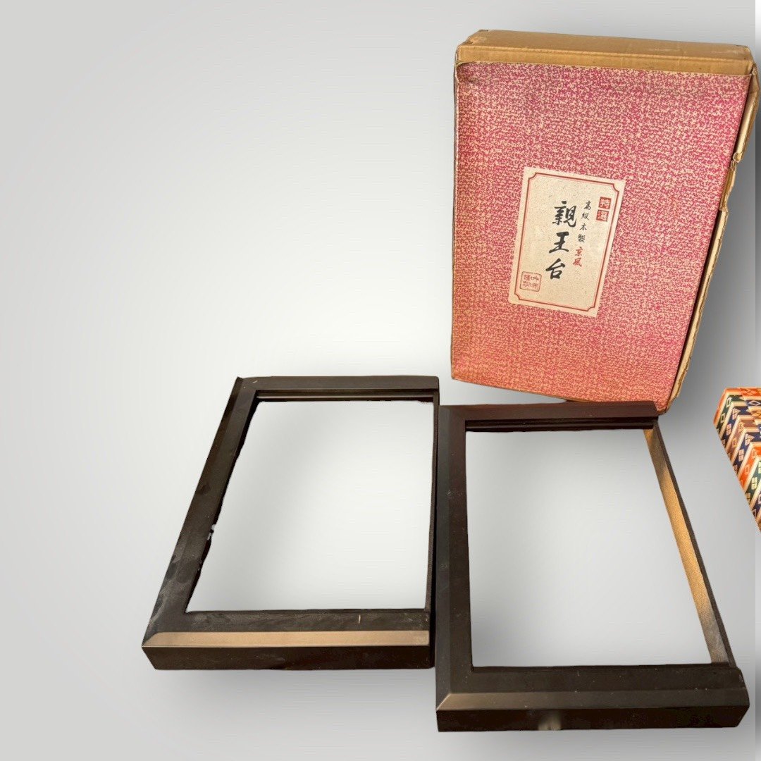 大行日本藝術倉儲 古董 收藏 拍賣 日式榻榻米展示台 親王台座組 侘寂風空間陳設 茶席道具展示 日本傳統疊緣 收藏品裝飾座台 和室美學選物 藺草編織工藝 居家儀式感擺件