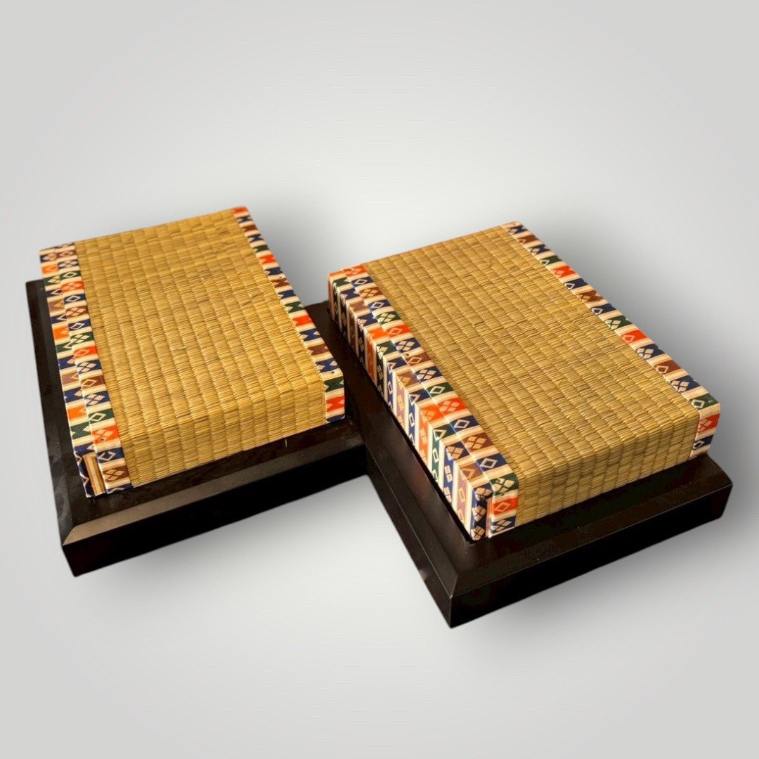 大行日本藝術倉儲 古董 收藏 拍賣 日式榻榻米展示台 親王台座組 侘寂風空間陳設 茶席道具展示 日本傳統疊緣 收藏品裝飾座台 和室美學選物 藺草編織工藝 居家儀式感擺件