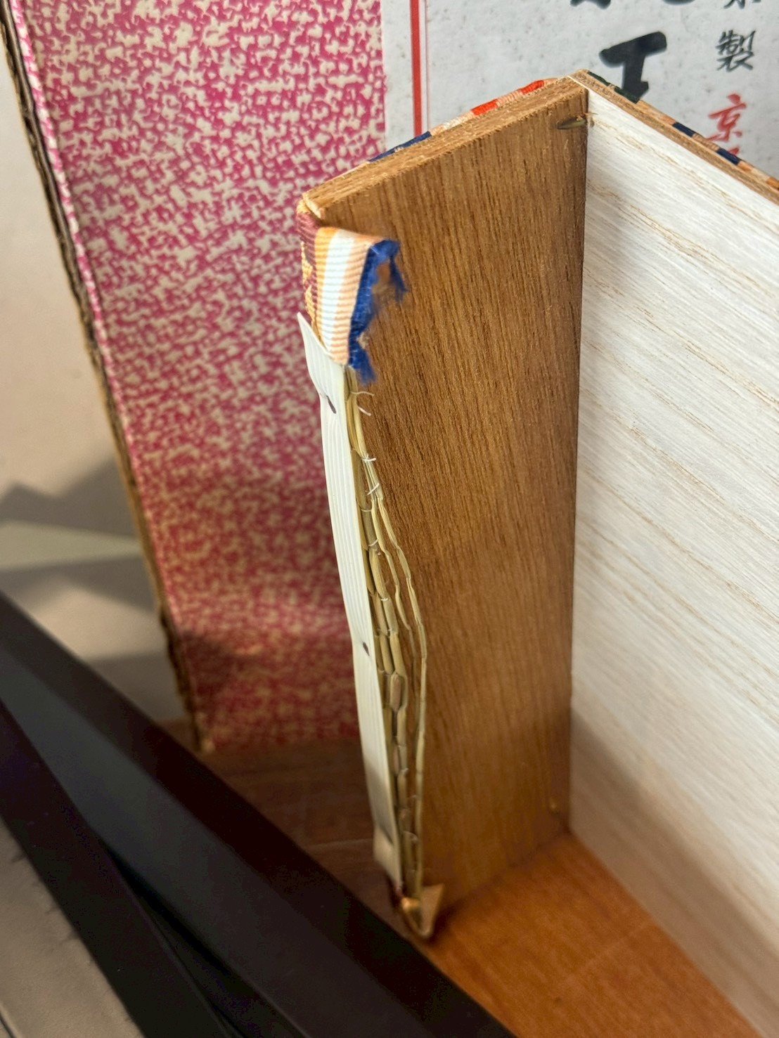 大行日本藝術倉儲 古董 收藏 拍賣 日式榻榻米展示台 親王台座組 侘寂風空間陳設 茶席道具展示 日本傳統疊緣 收藏品裝飾座台 和室美學選物 藺草編織工藝 居家儀式感擺件