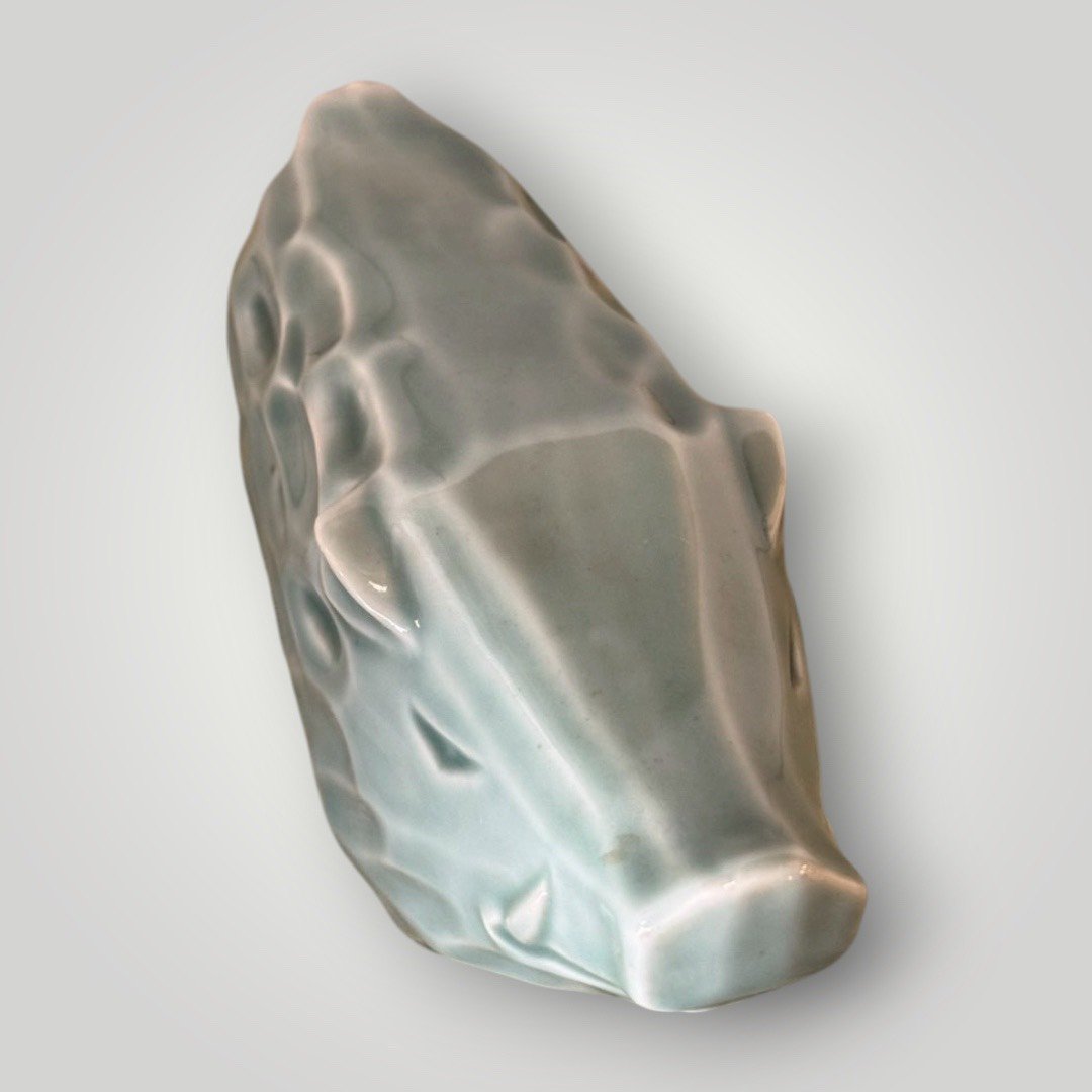 大行日本藝術倉儲 古董 收藏 拍賣 日本青瓷置物 山豬造型裝飾 開運干支擺飾 職人青瓷工藝 現代和風軟裝 陶瓷山豬收藏 居家風水藝品 辦公室療癒擺件 侘寂風格選物 勇氣象徵開運物