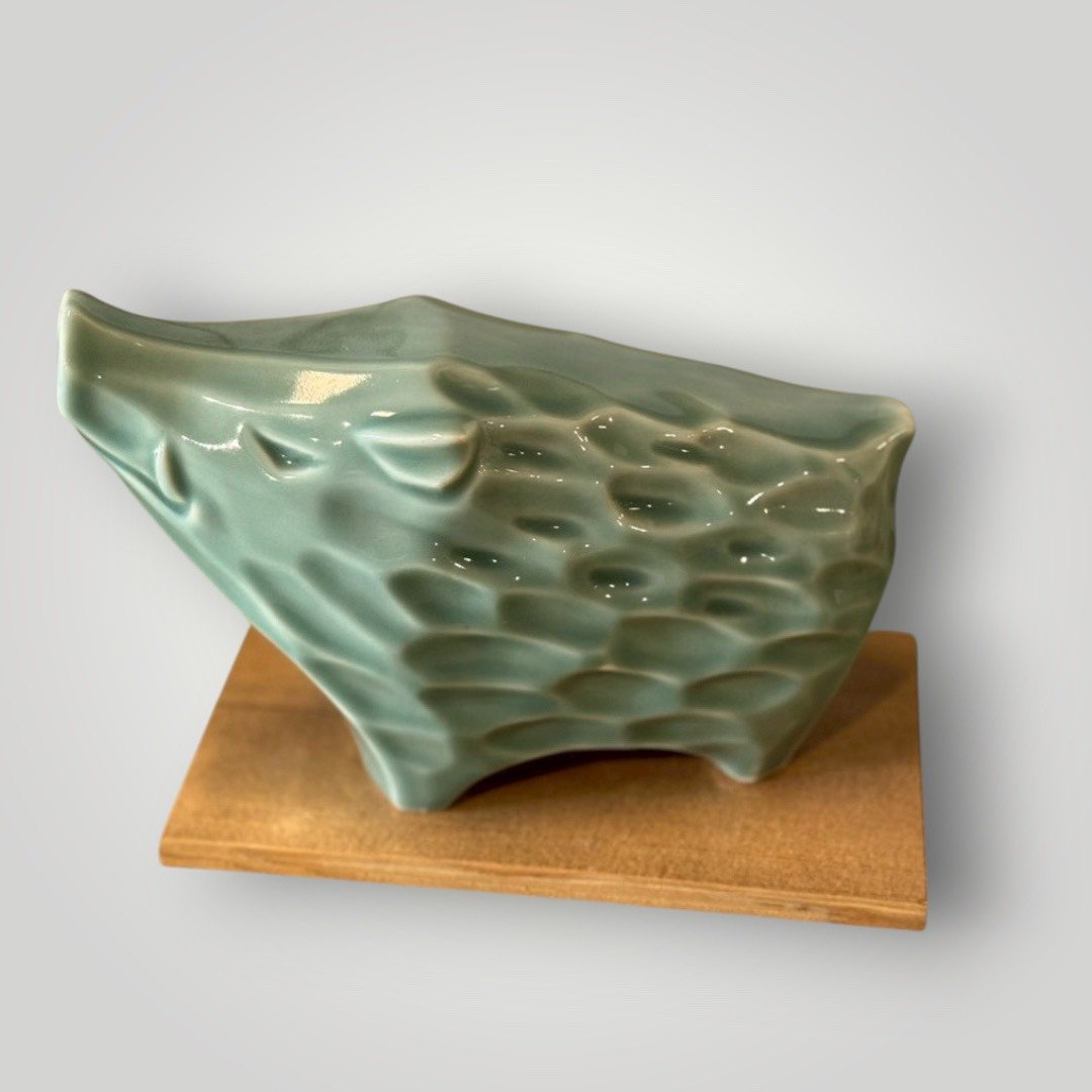 大行日本藝術倉儲 古董 收藏 拍賣 日本青瓷置物 山豬造型裝飾 開運干支擺飾 職人青瓷工藝 現代和風軟裝 陶瓷山豬收藏 居家風水藝品 辦公室療癒擺件 侘寂風格選物 勇氣象徵開運物