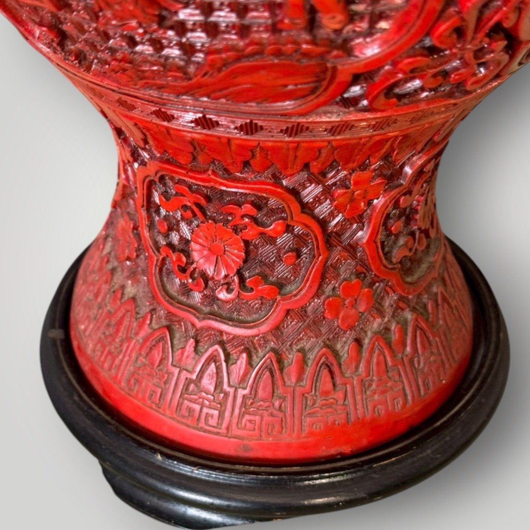 大行日本藝術倉儲 古董 收藏 拍賣 本高階雕漆花瓶 帶銅膽漆器收藏 職人剔紅立體花器 昭和盛世錦紋裝飾 空間壓艙石選物 博物館級雕漆藝術 高級文房陳設 歷史感紅漆大瓶 絕版古物投資 日本回流工藝重器