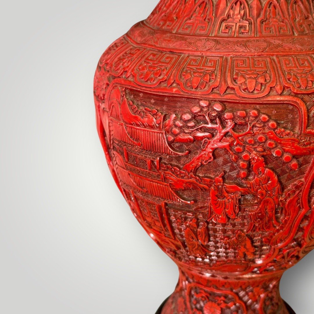大行日本藝術倉儲 古董 收藏 拍賣 本高階雕漆花瓶 帶銅膽漆器收藏 職人剔紅立體花器 昭和盛世錦紋裝飾 空間壓艙石選物 博物館級雕漆藝術 高級文房陳設 歷史感紅漆大瓶 絕版古物投資 日本回流工藝重器