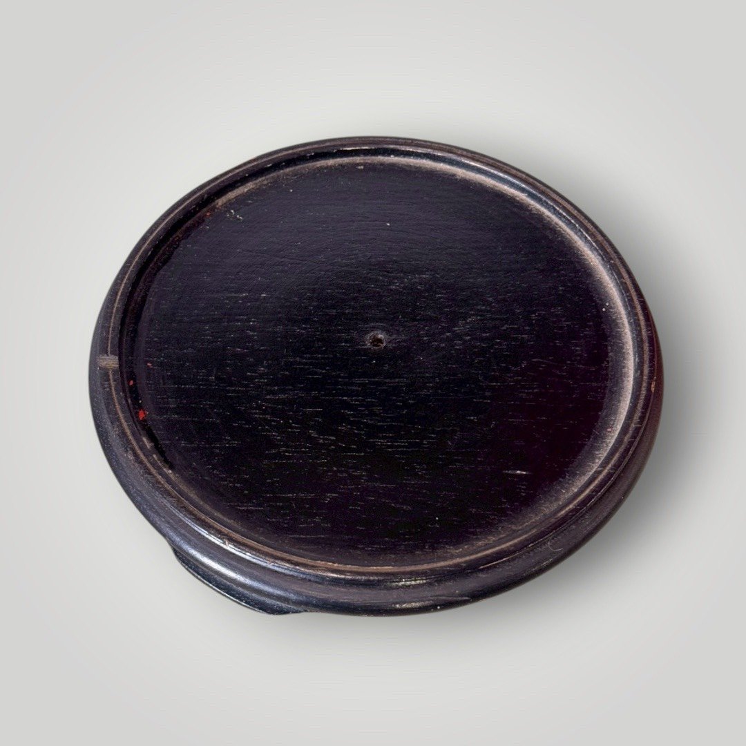 大行日本藝術倉儲 古董 收藏 拍賣 本高階雕漆花瓶 帶銅膽漆器收藏 職人剔紅立體花器 昭和盛世錦紋裝飾 空間壓艙石選物 博物館級雕漆藝術 高級文房陳設 歷史感紅漆大瓶 絕版古物投資 日本回流工藝重器