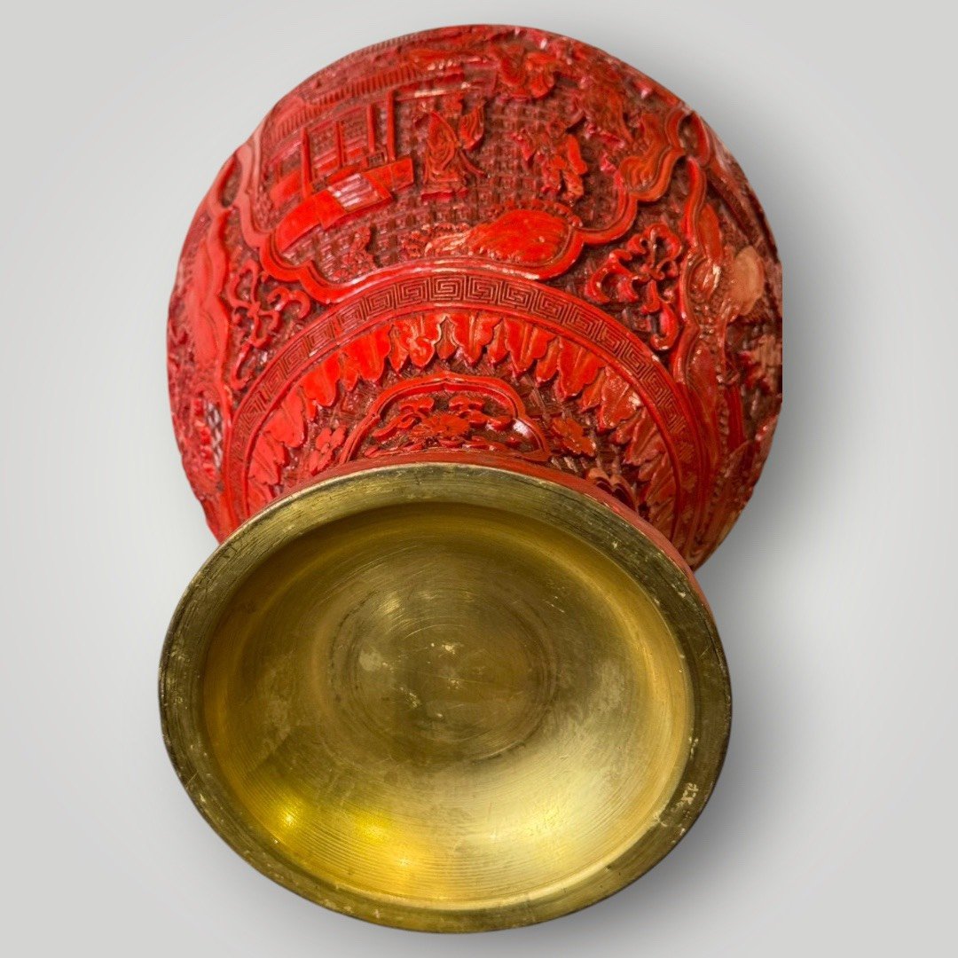 大行日本藝術倉儲 古董 收藏 拍賣 本高階雕漆花瓶 帶銅膽漆器收藏 職人剔紅立體花器 昭和盛世錦紋裝飾 空間壓艙石選物 博物館級雕漆藝術 高級文房陳設 歷史感紅漆大瓶 絕版古物投資 日本回流工藝重器