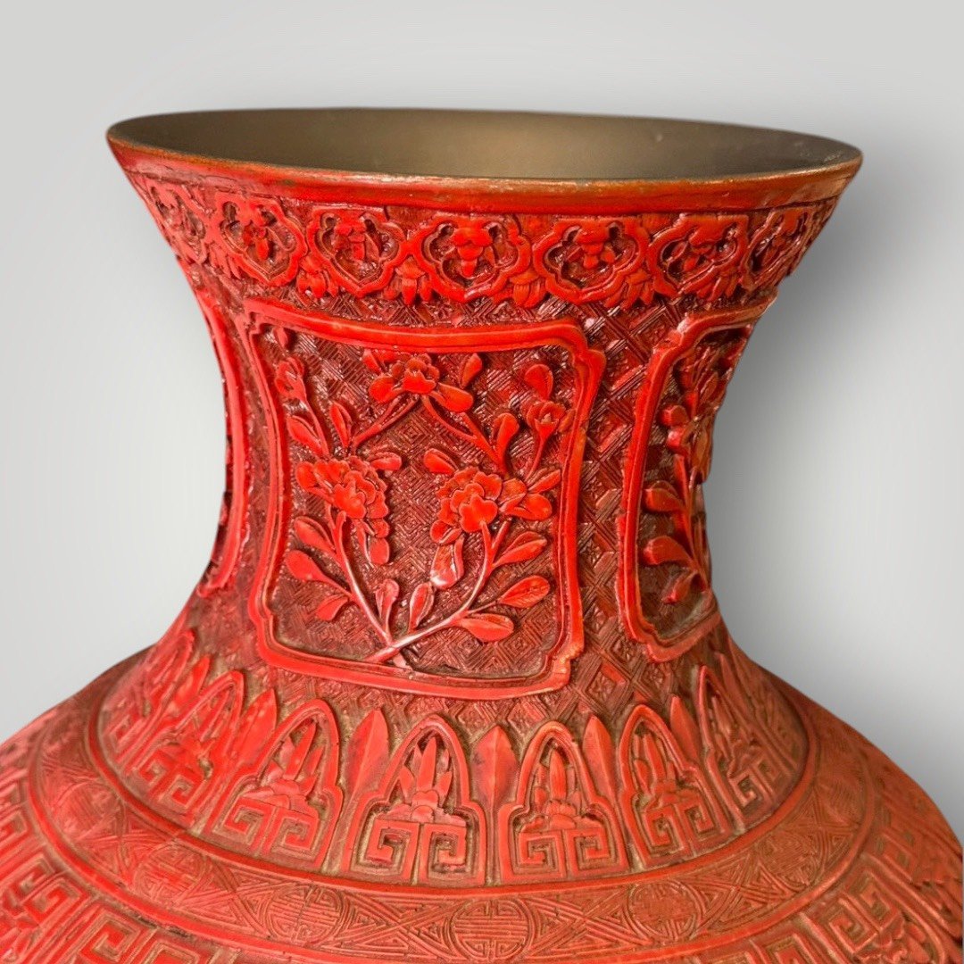 大行日本藝術倉儲 古董 收藏 拍賣 本高階雕漆花瓶 帶銅膽漆器收藏 職人剔紅立體花器 昭和盛世錦紋裝飾 空間壓艙石選物 博物館級雕漆藝術 高級文房陳設 歷史感紅漆大瓶 絕版古物投資 日本回流工藝重器