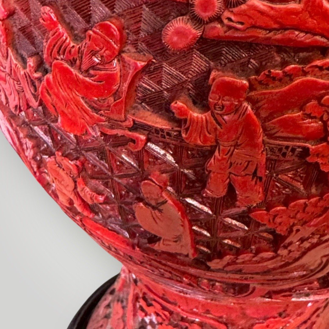 大行日本藝術倉儲 古董 收藏 拍賣 本高階雕漆花瓶 帶銅膽漆器收藏 職人剔紅立體花器 昭和盛世錦紋裝飾 空間壓艙石選物 博物館級雕漆藝術 高級文房陳設 歷史感紅漆大瓶 絕版古物投資 日本回流工藝重器