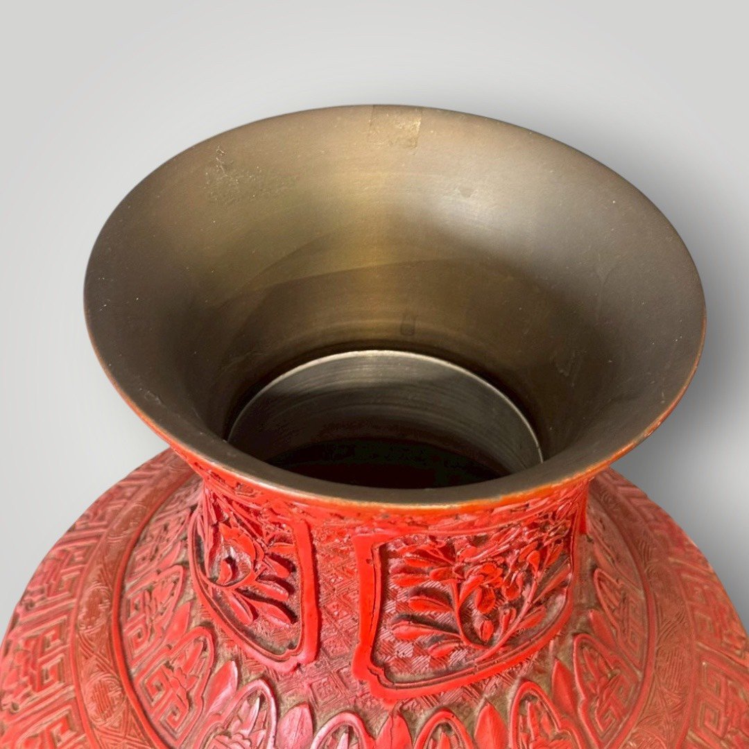 大行日本藝術倉儲 古董 收藏 拍賣 本高階雕漆花瓶 帶銅膽漆器收藏 職人剔紅立體花器 昭和盛世錦紋裝飾 空間壓艙石選物 博物館級雕漆藝術 高級文房陳設 歷史感紅漆大瓶 絕版古物投資 日本回流工藝重器