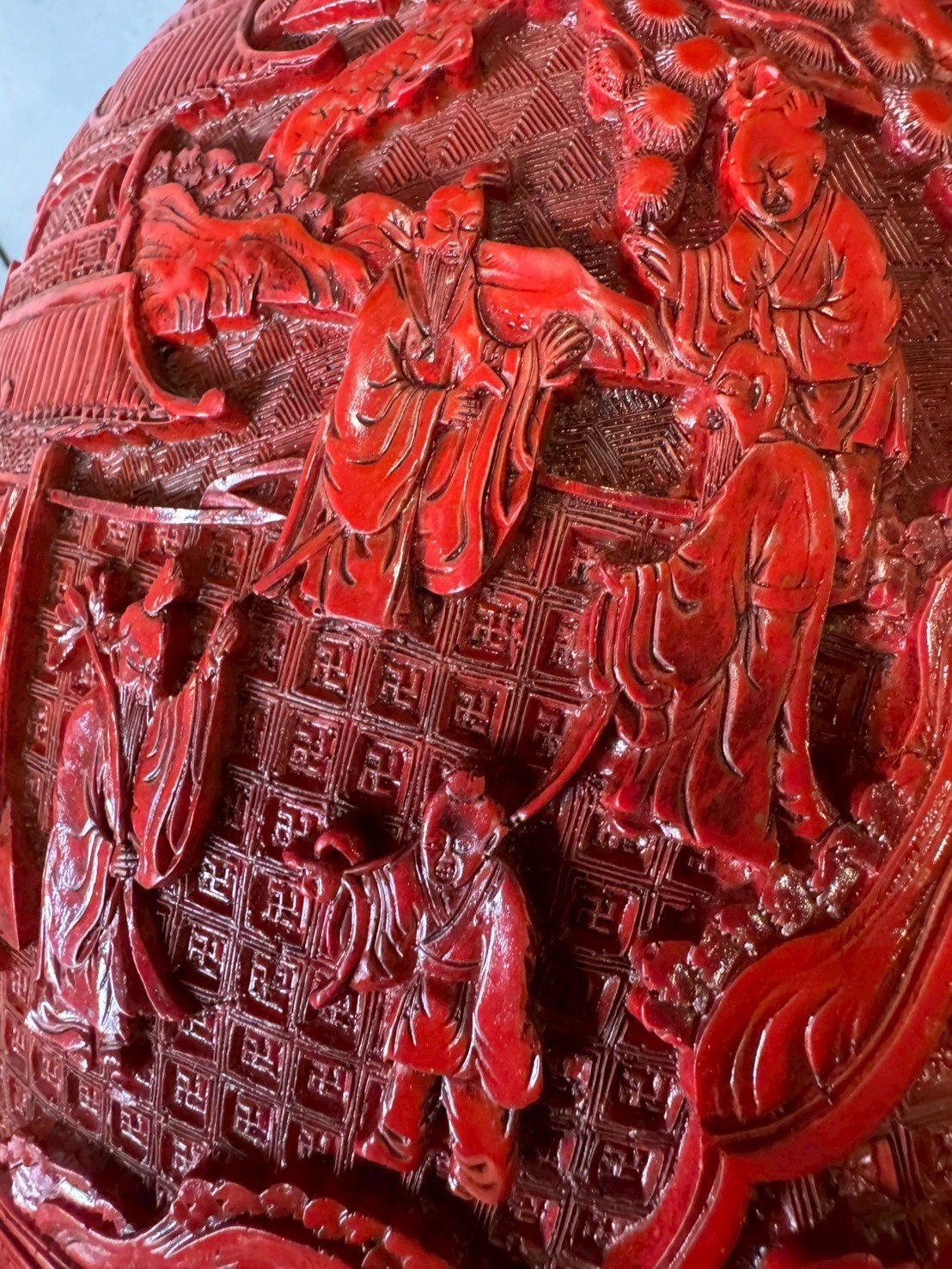 大行日本藝術倉儲 古董 收藏 拍賣 本高階雕漆花瓶 帶銅膽漆器收藏 職人剔紅立體花器 昭和盛世錦紋裝飾 空間壓艙石選物 博物館級雕漆藝術 高級文房陳設 歷史感紅漆大瓶 絕版古物投資 日本回流工藝重器